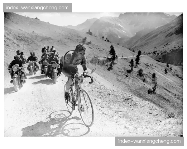 通讯：环法自行车赛第七赛段，雨中鏖战与意外频发