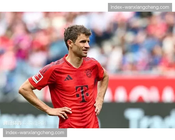 德甲赛场现暖心一幕,球迷冲入场内向退役球星致敬 德甲赛场现暖心一幕,球迷冲入场内向退役球星致敬